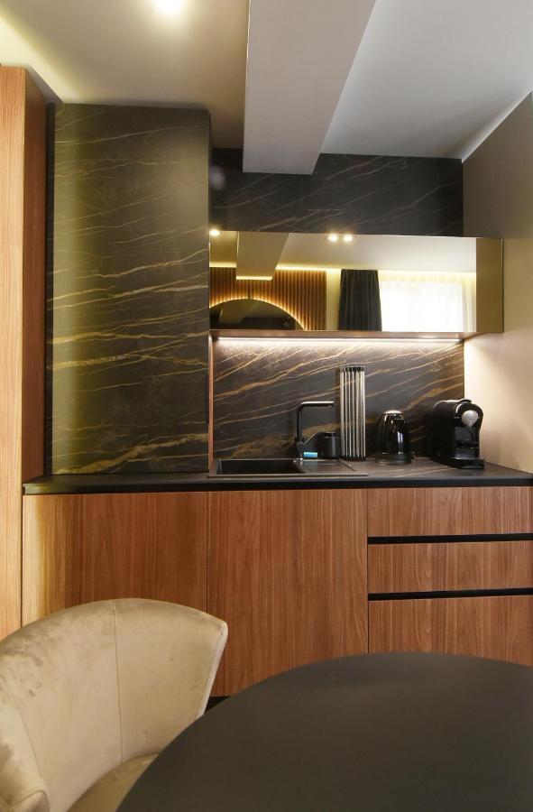 Grandeur Apartments พูลา ภายนอก รูปภาพ